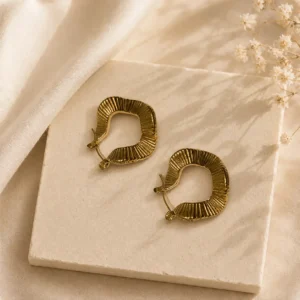 boucles d'oreilles carrées texturées dorées – Élégance contemporaine